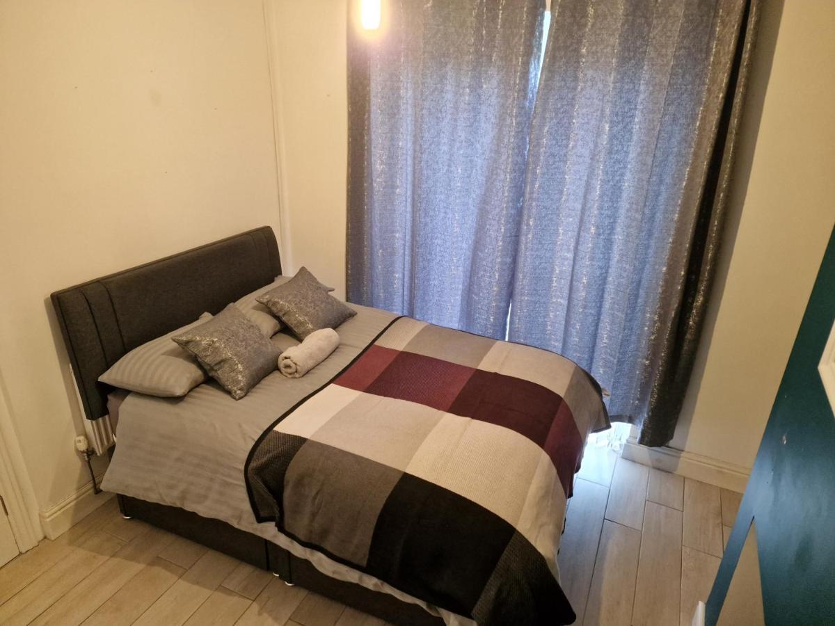 L & J Escapes- 4 Bedrooms Suitable For Contractors And Families- Large Private Parking-10 Minutes To M6 Junction 9 Coseley Exterior foto