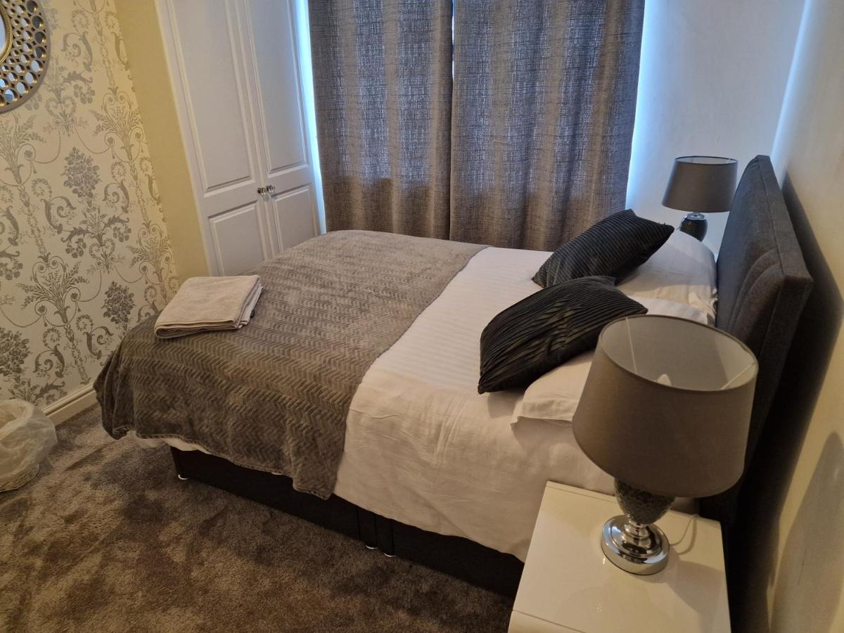 L & J Escapes- 4 Bedrooms Suitable For Contractors And Families- Large Private Parking-10 Minutes To M6 Junction 9 Coseley Exterior foto