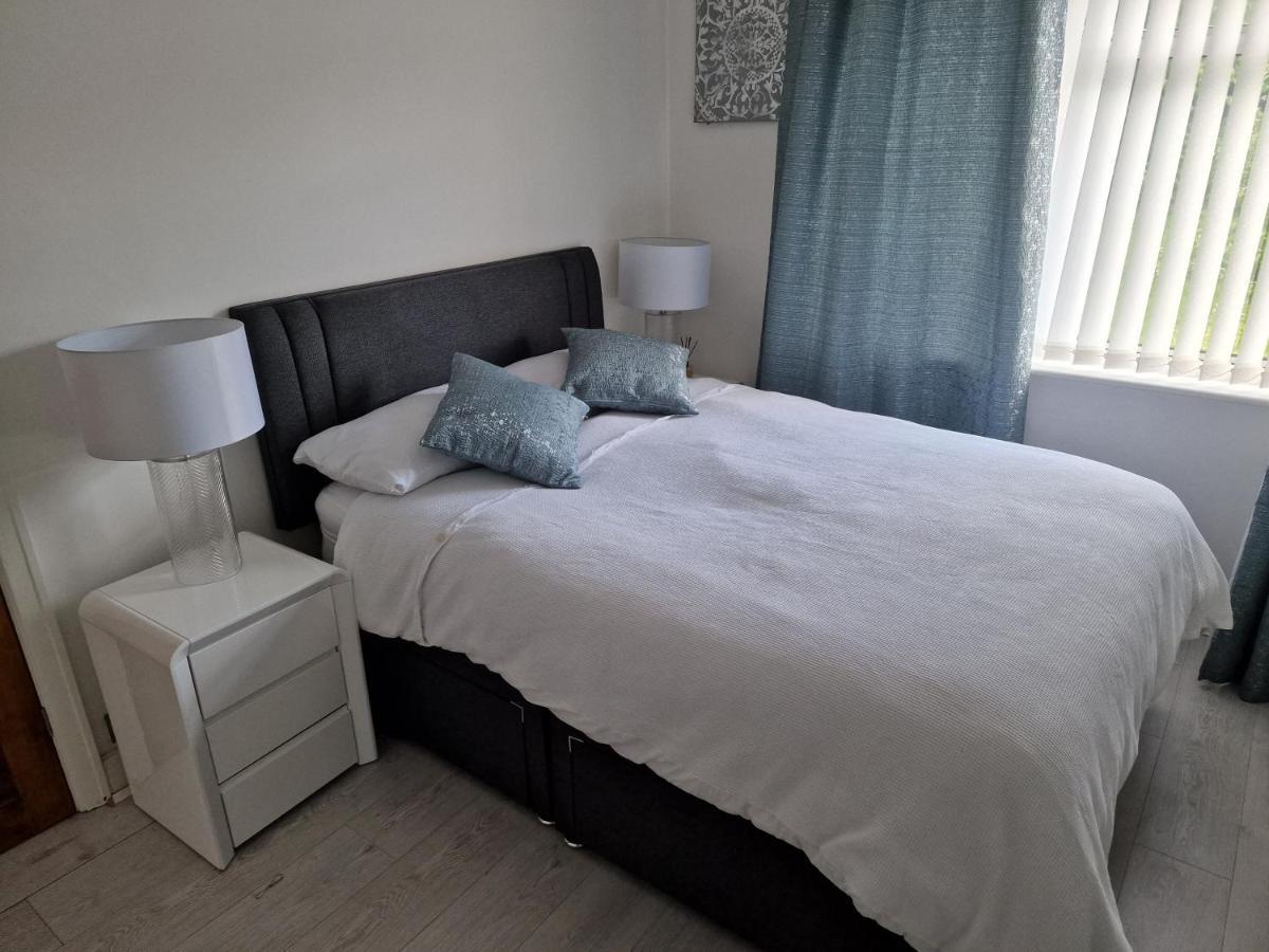 L & J Escapes- 4 Bedrooms Suitable For Contractors And Families- Large Private Parking-10 Minutes To M6 Junction 9 Coseley Exterior foto